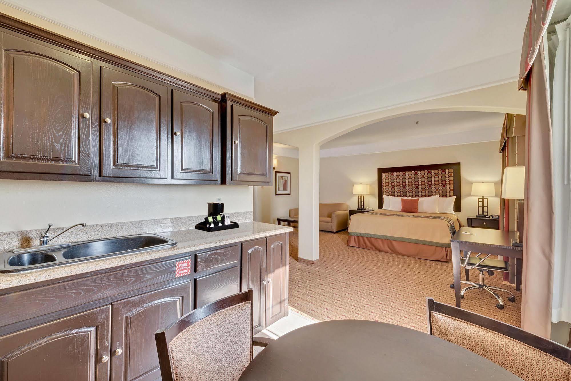 Super 8 By Wyndham Hidalgo At La Plaza Mall & Mcallen Airport Экстерьер фото